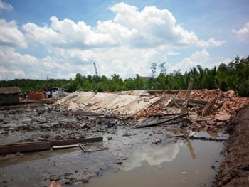 The fallen debris of the collapsed house (Photo: Tuoi Tre)